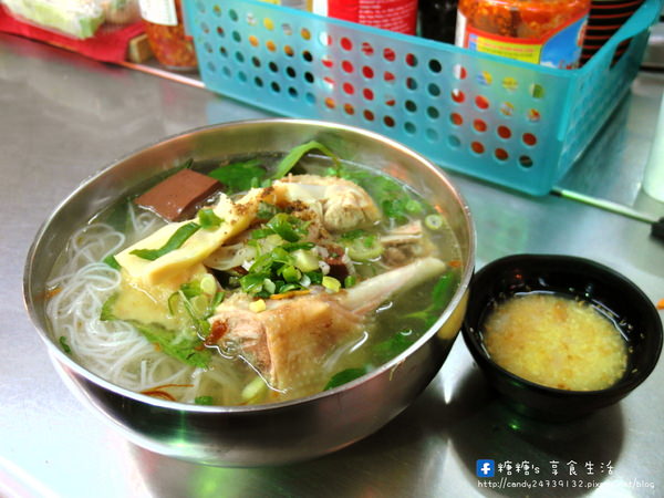 娟越南小吃：〖台中│美食〗娟越南小吃 ❤ 南屯市場隱藏版美食！好吃到會讓人流眼淚的越南小吃，推薦法國麵包，鴨肉米線及炸春捲，美味指數爆表！