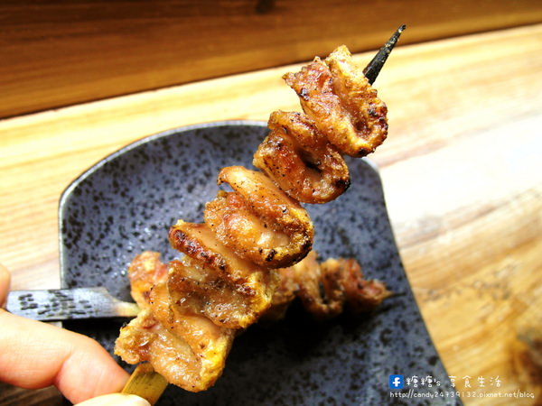 鳥重地雞燒：〖台中│美食〗鳥重地雞燒バーベキュー ❤ 以雞料理為主的串燒店，烤功了得，前置處理超搞剛！每一串都可以吃的到店家的用心，多款獨特串燒，限量供應!!