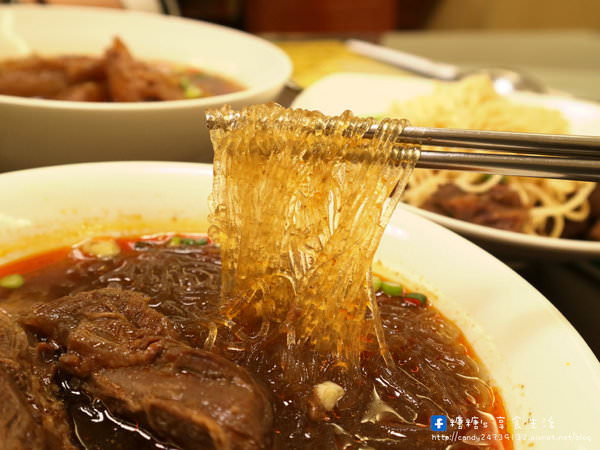 可口牛肉麵：〖台中│美食〗可口牛肉麵 ❤ 許多老饕們強力推薦的可口牛肉麵!!綜合牛肉麵料好多，除了半筋半肉外還有牛肚，湯頭可是採用牛肉下去熬煮的唷~