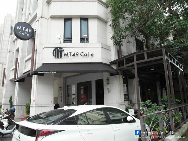 MT49 CAF'E 芒果樹49號咖啡店：〖台中│美食〗MT49 CAFE' 芒果樹49號咖啡店 ❤ 店裡頭滿滿的龍貓擺飾，根本是龍貓迷的天堂~鬆餅好好吃，不添加鬆餅粉、發粉及蘇打粉，糖糖超激推!還有現場冰球秀~