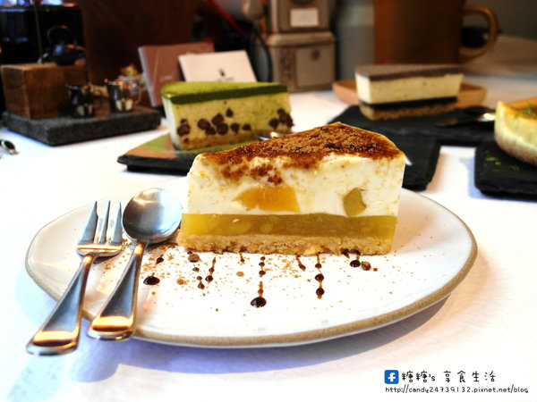 J.W. Cafe：〖台中│美食〗J.W. Cafe ❤ 咖啡甜點出自於科技工程師之手，以外帶式為主，店裡也有小小的內用區~咖啡拉花好美好美，激推乳酪蛋糕系列!!