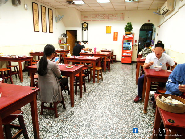 李品蒸餃世家(南屯店)：〖台中│美食〗李品蒸餃世家(南屯店) ❤ 炒飯粒粒分明，份量超多，炒麵料多實在，香味十足，湯品更是大碗，一個人可能會喝不完阿!!