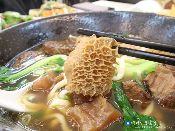 清一色牛肉麵(東海店)：〖台中│美食〗清一色牛肉麵-東海店 ❤ 學生們的愛店!!免費加湯加麵，還有珍奶、紅茶及蘿蔔泡菜讓你免費吃到飽~推薦大四喜滿漢牛肉麵，料有夠多的!!