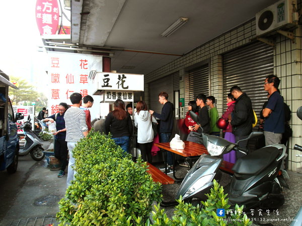 燒仙草 豆花：〖台中│美食〗民生路無名豆花 ❤ 鄰近於中教無名豆花，配料讓你自己加到滿，一碗只要35元，CP值大破錶!!