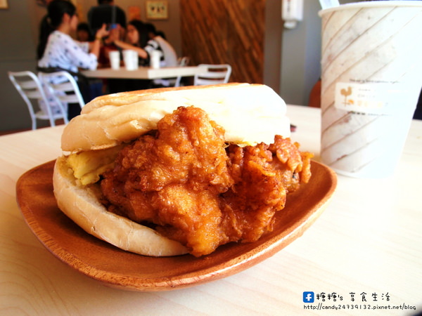 早安公雞晨食料理：〖台中│美食〗早安公雞農場晨食 ❤ 近台中二中，最進夯到不行的早午餐店!!嚴選食材，份量十足，推薦老麵堡好好吃，母雞蛋煎餅也深得糖糖心~