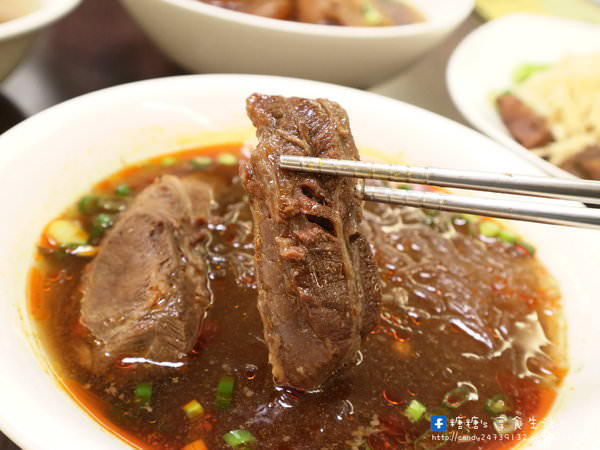 可口牛肉麵：〖台中│美食〗可口牛肉麵 ❤ 許多老饕們強力推薦的可口牛肉麵!!綜合牛肉麵料好多，除了半筋半肉外還有牛肚，湯頭可是採用牛肉下去熬煮的唷~