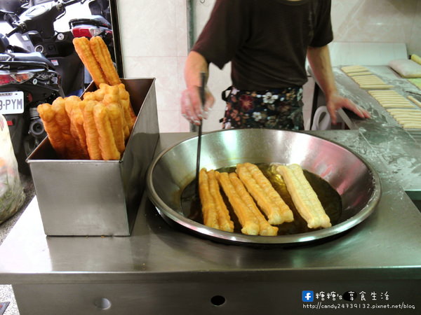 三佳早餐(民權店)：〖台中│美食〗三佳早點(民權店) ❤ 火車站附近超人氣排隊早餐!!推薦他們家的燒餅油條，口感香脆不油膩，讓糖糖吃完又想再來一個!!