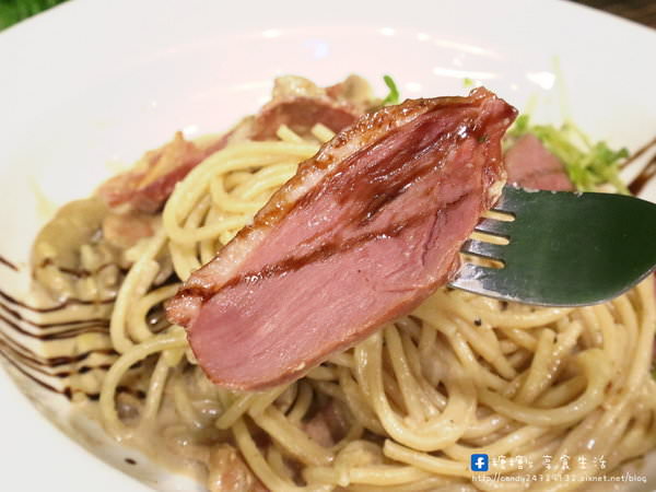 樂晴brunch&pasta：〖台中│美食〗樂晴 ❤ 逢甲商圈美食，隱身在二樓處，近逢甲摩斯漢堡，提供平價義式料理及美式漢堡、炸物等，服務親切，免收服務費~