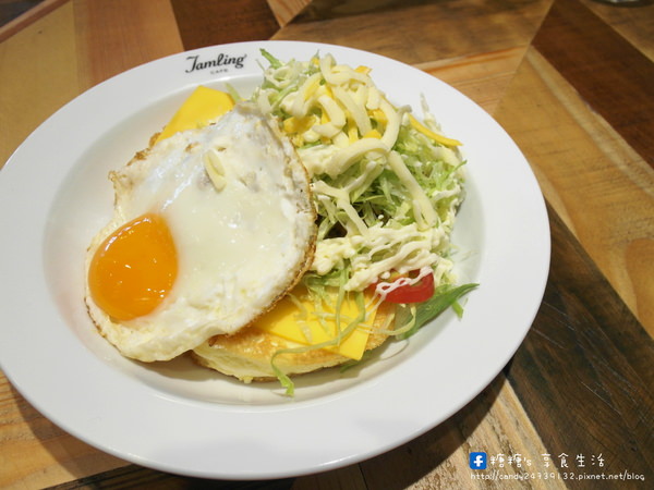 Jamling cafe 台中店：〖台中│美食〗Jamling cafe 台中店 ❤ 台北超人氣日式厚鬆餅來台中開分店囉!!地點就在金典綠園道1F~鬆餅口感鬆軟，入口即化的美味，不管是鹹的還是甜的都好吃!!