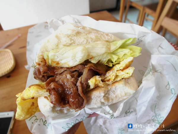 八燔殿·日安朝食處：〖台中│美食〗八燔殿·日安朝食處 ❤ 早餐來點不一樣的，除了碳烤土司外，還有好吃的碳烤饅頭~激推手作爆漿芋頭肉鬆饅頭，芋頭控們千萬不能錯過!!