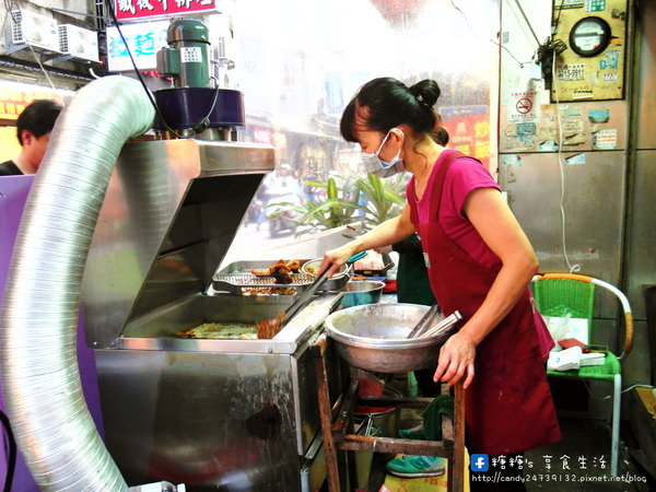 現炸雞翅：〖台中│美食〗西安街現炸雞翅 ❤ 逢甲巷弄排隊美食，現炸雞翅香噴噴出爐，外皮香脆，肉質軟嫩多汁，雞腿、雞翅、雞塊都不錯!!