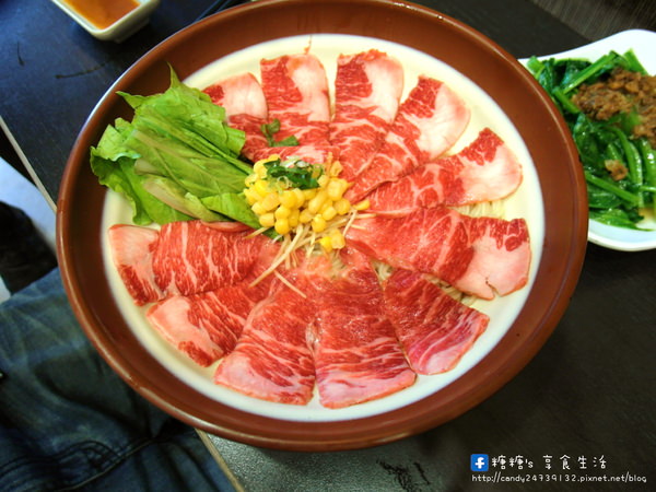 上泓園：〖台中│美食〗上泓園 ❤ 現場川燙生牛肉麵，肉質超級嫩~還有店家獨創混蛋麵!!冬天供應熱麵，夏天供應冷麵，一旁還附上美味的松板豬肉湯唷!!