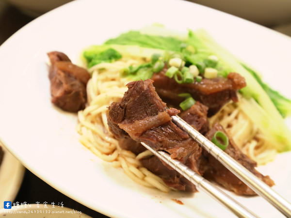 可口牛肉麵：〖台中│美食〗可口牛肉麵 ❤ 許多老饕們強力推薦的可口牛肉麵!!綜合牛肉麵料好多，除了半筋半肉外還有牛肚，湯頭可是採用牛肉下去熬煮的唷~