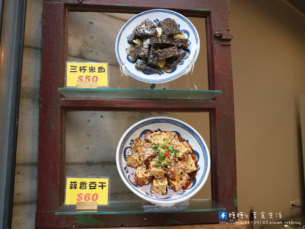 方臉師傅豆干專賣(一中I PLAZA商場店)：〖台中│美食〗方臉師傅豆干專賣-一中I PLAZA商場店 ❤ 夜市超人氣美食蒜香豆干在一中商圈也吃得到囉~讓人越吃越涮嘴的夜市小吃，除了蒜香豆干外還有三杯米血哦!!