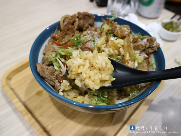 TAKU 牛丼專賣店：〖台中│美食〗TAKU 牛丼專賣店 ❤ 深夜美食推薦!!晚上九點鐘於小戶商行騎樓處準時開飯~好吃用料又實在的雪花牛丼，每日限量，想吃請趁早阿!!