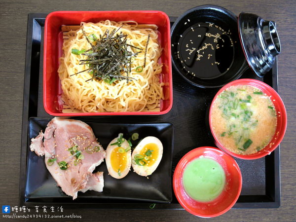 黒の屋 驖人拉麵本舖：〖台中│美食〗黒の屋 驖人拉麵本舖 ❤ 口碑相傳，老饕真心推薦~湯頭美味，用料實在，每一口都吃的到店家的用心!!除了美味拉麵外，還有香醇咖啡唷~