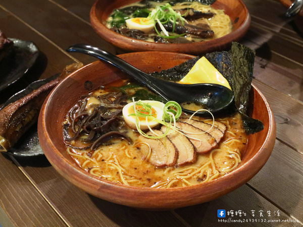 頑者炙り焼ラーメン(大里二番町)：〖台中│美食〗頑者炙燒拉麵 大里二番町 ❤ 大里深夜拉麵，於晚上六點開始開賣至凌晨一點，每日限量供應，＂頑＂售為止!!湯頭濃郁，還有現場炙燒豚肋排唷~