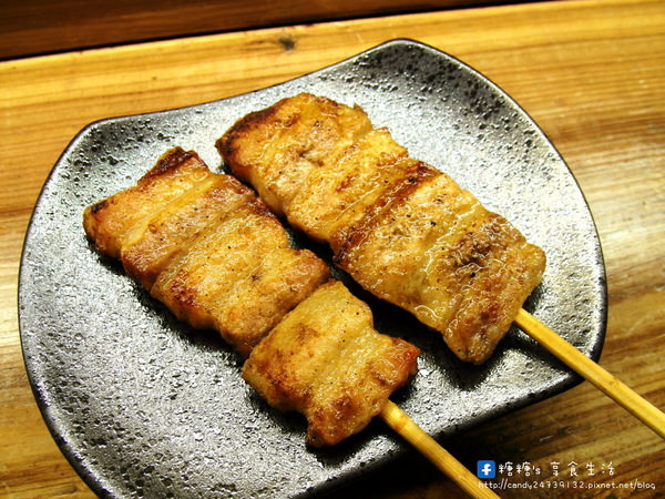 鳥重地雞燒：〖台中│美食〗鳥重地雞燒バーベキュー ❤ 以雞料理為主的串燒店，烤功了得，前置處理超搞剛！每一串都可以吃的到店家的用心，多款獨特串燒，限量供應!!