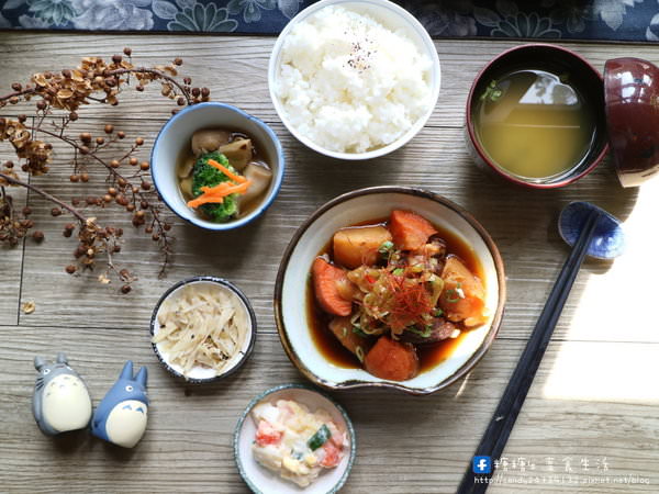 初綠SO LO MO 和風定食：〖台中│美食〗初綠和風定食抹茶專賣店 ❤ 抹茶控必訪!!近中國醫藥大學抹茶專賣店，除了抹茶甜點外，還有定食鍋物~激推日式抹茶銅鑼燒，厚實料又多!!