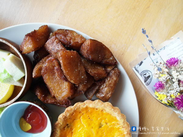 嗝咖啡 gé cafe：〖台中│美食〗嗝 gé ❤ 台中寵物友善咖啡廳，老宅改建，店裡頭有可愛的店狗皮皮與皮蛋陪伴大家，提供早午餐及輕食系列餐點~