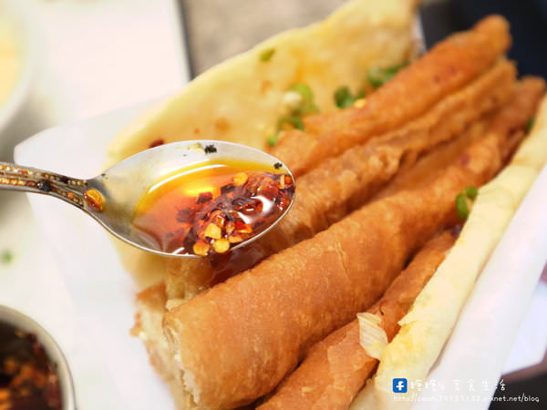 精武路燒餅油條：〖台中│美食〗精武路燒餅油條 ❤ 銅板美食大推薦!!台中在地人激推的平價早餐，手工燒餅油條現點現做，裡頭還加了滿滿蔥花~想吃得趁早來，晚一步就吃不到啦!!