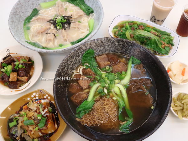 〖台中│美食〗清一色牛肉麵-東海店 ❤ 學生們的愛店!!免費加湯加麵，還有珍奶、紅茶及蘿蔔泡菜讓你免費吃到飽~推薦滿漢牛肉麵，料有夠多的!!