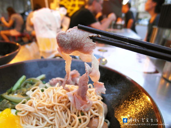 鉄人麵倉：〖台中│美食〗鉄人麵倉 ❤ 一中商圈百元有找拉麵店，湯頭配料自己搭，每每一開店就湧進大量人潮!!