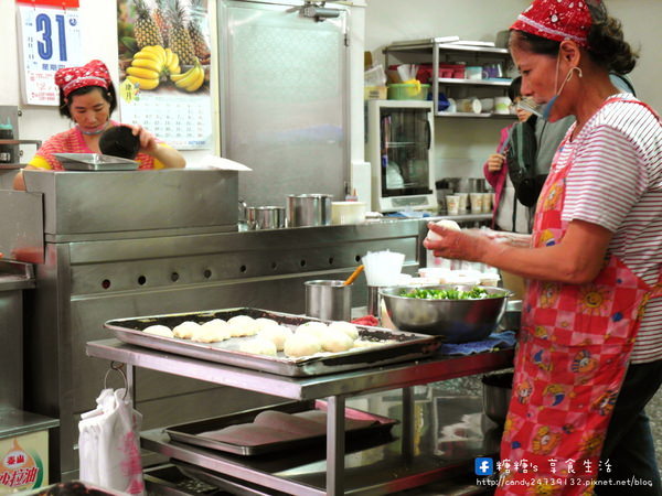 三佳早餐(民權店)：〖台中│美食〗三佳早點(民權店) ❤ 火車站附近超人氣排隊早餐!!推薦他們家的燒餅油條，口感香脆不油膩，讓糖糖吃完又想再來一個!!