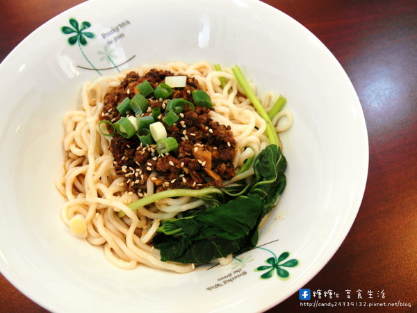 蒸餃子：〖台中│美食〗蒸餃子 ❤ 南屯東興路小吃推薦，現蒸餃子，外皮肉餡均手工製作，還有炒飯、燴飯、炒麵、乾拌麵、海鮮麵等眾多美味料理任君挑選~