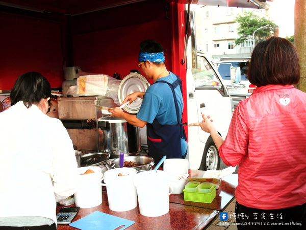 金總立吞焢肉：〖台中│美食〗金總立吞焢肉 ❤ 焢肉行動餐車，烏日趴趴造~六點開賣常常不到一小時就賣光光了!!要吃要搶快~