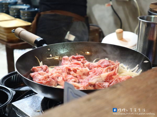 TAKU 牛丼專賣店：〖台中│美食〗TAKU 牛丼專賣店 ❤ 深夜美食推薦!!晚上九點鐘於小戶商行騎樓處準時開飯~好吃用料又實在的雪花牛丼，每日限量，想吃請趁早阿!!