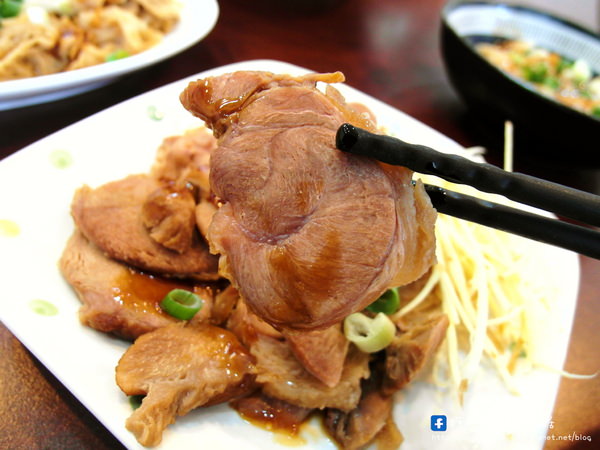 蒸餃子：〖台中│美食〗蒸餃子 ❤ 南屯東興路小吃推薦，現蒸餃子，外皮肉餡均手工製作，還有炒飯、燴飯、炒麵、乾拌麵、海鮮麵等眾多美味料理任君挑選~