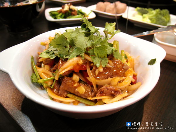 食牛涮涮鍋（台灣溫體牛）：〖台中│美食〗食牛涮涮鍋（台灣溫體牛） ❤ 現涮新鮮溫體牛肉，肉質鮮嫩香甜，大推牛肉貢丸，紮實又會爆漿!!還有多款隱藏版私房小菜唷!!