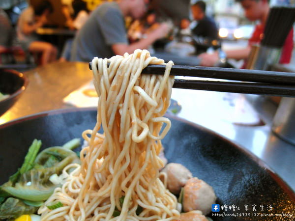 鉄人麵倉：〖台中│美食〗鉄人麵倉 ❤ 一中商圈百元有找拉麵店，湯頭配料自己搭，每每一開店就湧進大量人潮!!