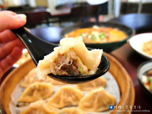 蒸餃子：〖台中│美食〗蒸餃子 ❤ 南屯東興路小吃推薦，現蒸餃子，外皮肉餡均手工製作，還有炒飯、燴飯、炒麵、乾拌麵、海鮮麵等眾多美味料理任君挑選~