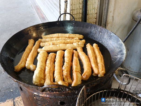 精武路燒餅油條：〖台中│美食〗精武路燒餅油條 ❤ 銅板美食大推薦!!台中在地人激推的平價早餐，手工燒餅油條現點現做，裡頭還加了滿滿蔥花~想吃得趁早來，晚一步就吃不到啦!!