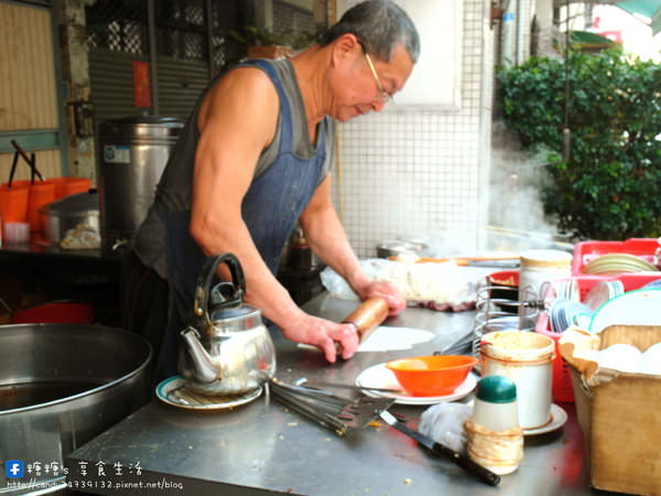 澎湖早點：〖台中│美食〗澎湖早點 ❤ 台中北區超人氣傳統早餐!!手工現擀酥皮蛋餅，口味只有一種，來一定必吃兩個以上~還有好喝餛飩湯，搭上酥皮蛋餅絕配!!