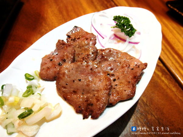 店小二串燒燒肉：〖台中│美食〗店小二串燒vs燒肉 ❤ 公司聚餐的好所在，烤物串燒、各國酒品、多國料理等通通有~在這裡還可以玩角色扮演~員外捉丫環的遊戲XD