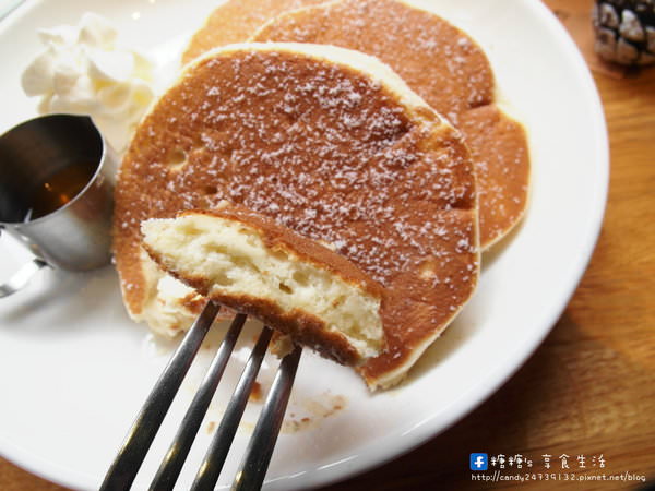 入口鬆餅 Pancake ZooKoo：〖台中│美食〗入口鬆餅 Pancake ZooKoo ❤ 令人難以忘懷的日式鬆餅，口感就像舒芙蕾般濕潤綿密，入口即化，奶香濃郁!!份量十足，用料實在，台中早午餐推薦~