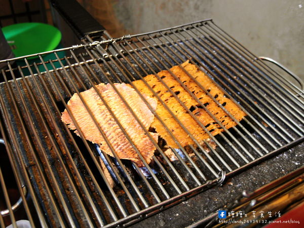 林記古早味現烤魷魚：〖台中│美食〗林記古早味現烤魷魚 ❤ 逢甲夜市隱藏版巷弄美食!!讓人一吃就上癮的古早味現烤魷魚，當零嘴配電視超適合!!