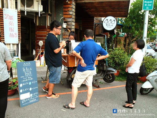 魚刺人雞蛋糕：〖台中│美食〗魚刺人雞蛋糕 ❤ 美術館旁超人氣偉士牌雞蛋糕~8/23、8/24期間限定，綠妖怪出沒!!抹茶外皮，紅豆內餡~抹茶控快出動抓怪唷!!