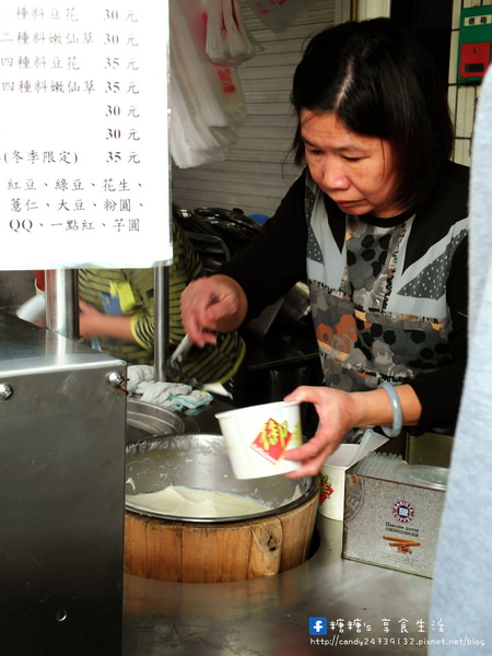 燒仙草 豆花：〖台中│美食〗民生路無名豆花 ❤ 鄰近於中教無名豆花，配料讓你自己加到滿，一碗只要35元，CP值大破錶!!