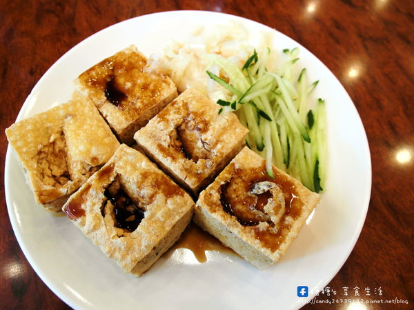 三姨素食(崇德店)：〖台中│美食〗三姨素食 ❤ 無肉料理也能澎派吃!!招牌臭豆腐，讓你越吃越香，還有迷人的麻油蛋炒飯，這款糖糖也超推!!