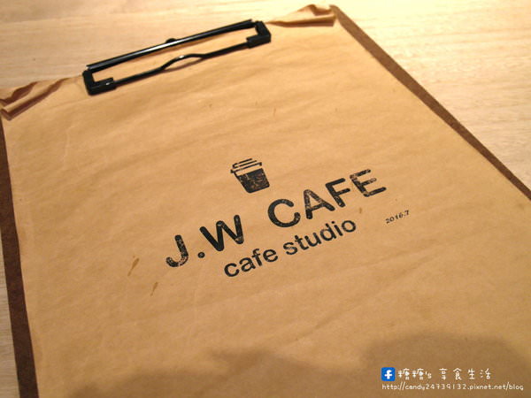 J.W. Cafe：〖台中│美食〗J.W. Cafe ❤ 咖啡甜點出自於科技工程師之手，以外帶式為主，店裡也有小小的內用區~咖啡拉花好美好美，激推乳酪蛋糕系列!!