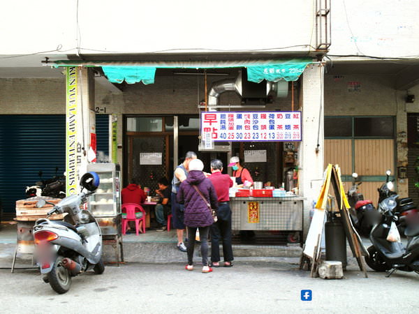 澎湖早點：〖台中│美食〗澎湖早點 ❤ 台中北區超人氣傳統早餐!!手工現擀酥皮蛋餅，口味只有一種，來一定必吃兩個以上~還有好喝餛飩湯，搭上酥皮蛋餅絕配!!