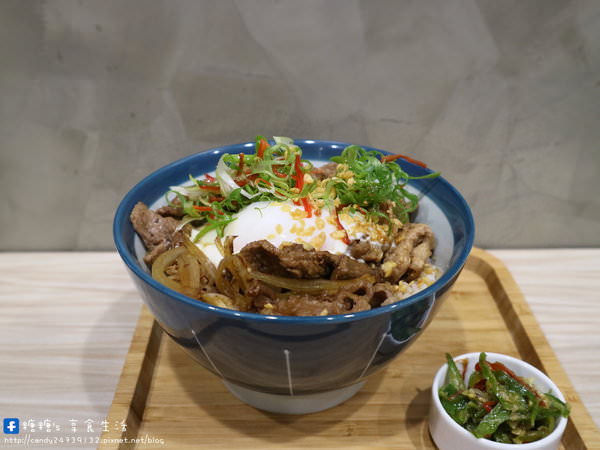 TAKU 牛丼專賣店：〖台中│美食〗TAKU 牛丼專賣店 ❤ 深夜美食推薦!!晚上九點鐘於小戶商行騎樓處準時開飯~好吃用料又實在的雪花牛丼，每日限量，想吃請趁早阿!!