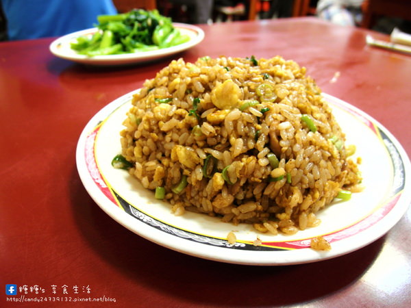 李品蒸餃世家(南屯店)：〖台中│美食〗李品蒸餃世家(南屯店) ❤ 炒飯粒粒分明，份量超多，炒麵料多實在，香味十足，湯品更是大碗，一個人可能會喝不完阿!!