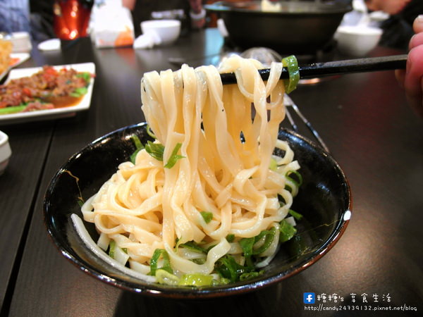 食牛涮涮鍋（台灣溫體牛）：〖台中│美食〗食牛涮涮鍋（台灣溫體牛） ❤ 現涮新鮮溫體牛肉，肉質鮮嫩香甜，大推牛肉貢丸，紮實又會爆漿!!還有多款隱藏版私房小菜唷!!