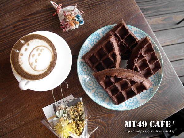 〖台中│美食〗MT49 CAFE’ 芒果樹49號咖啡店 ❤ 店裡頭滿滿的龍貓擺飾，根本是龍貓迷的天堂~鬆餅好好吃，不添加鬆餅粉、發粉及蘇打粉，糖糖超激推!還有現場冰球秀~