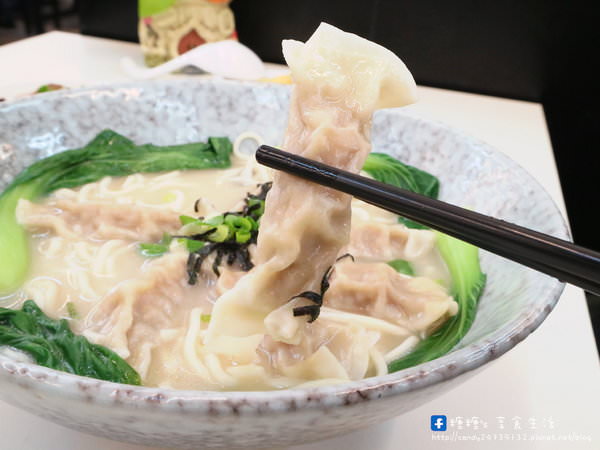 清一色牛肉麵(東海店)：〖台中│美食〗清一色牛肉麵-東海店 ❤ 學生們的愛店!!免費加湯加麵，還有珍奶、紅茶及蘿蔔泡菜讓你免費吃到飽~推薦大四喜滿漢牛肉麵，料有夠多的!!